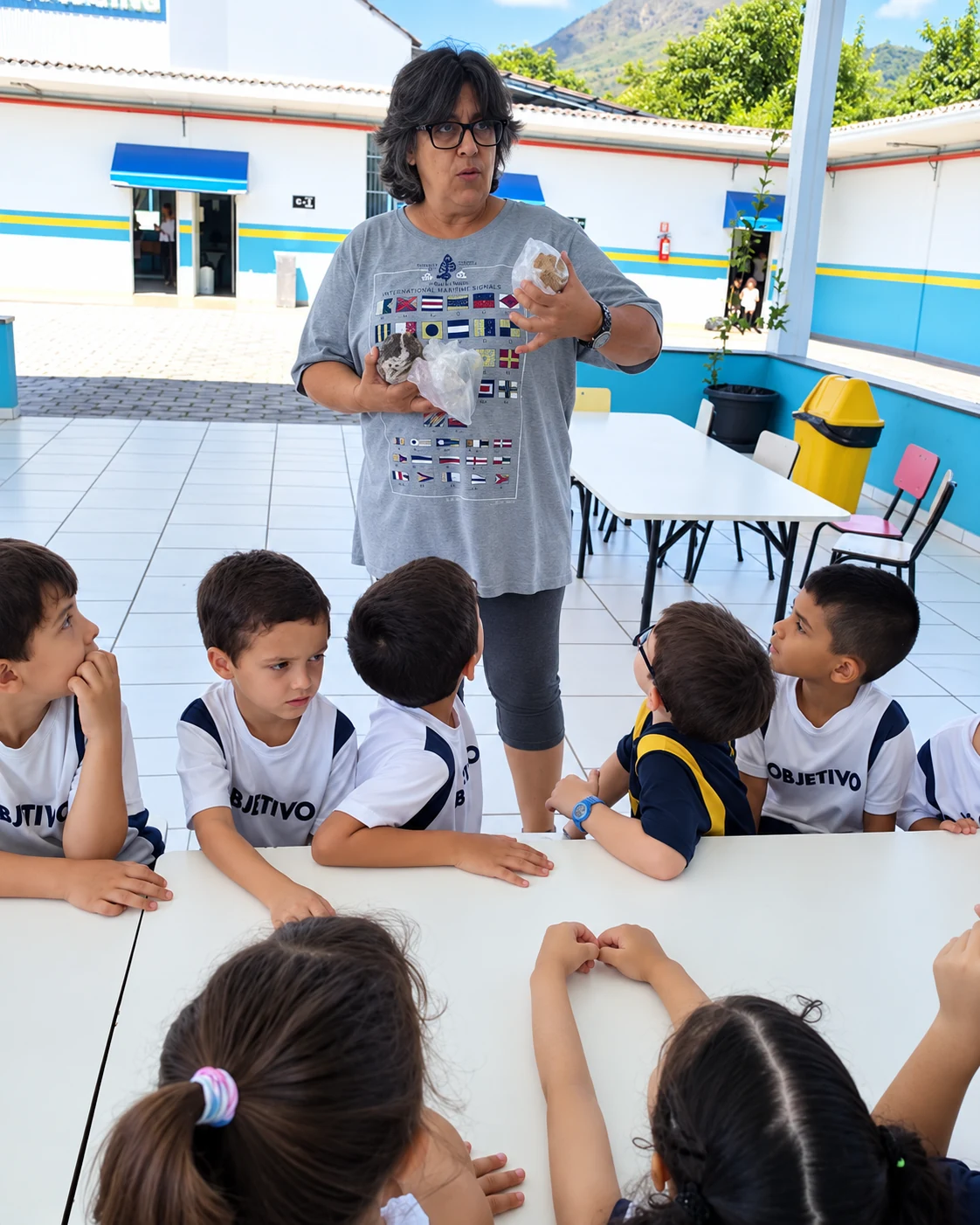 Professora apresentando a matéria às crianças
