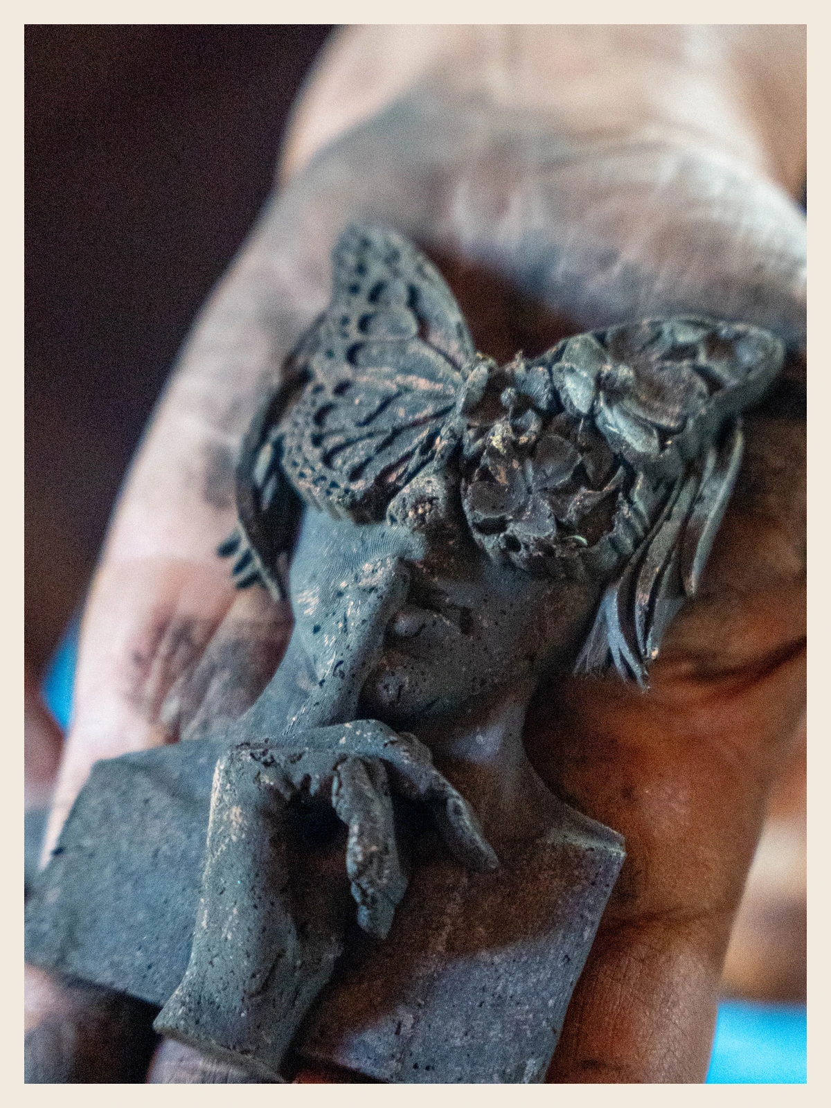 Pequena escultura apoiada na palma da mão